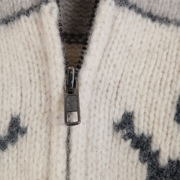 Hudson's Bay Canada Olympic Cowichan Zip Sweater - Unisex Large, 21" PTP - Picture 9 of 15